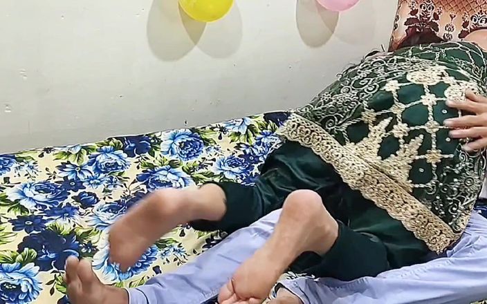 Pakistani CoupleX: 印度德西继母玩她的继子大屁股继母印地语音频