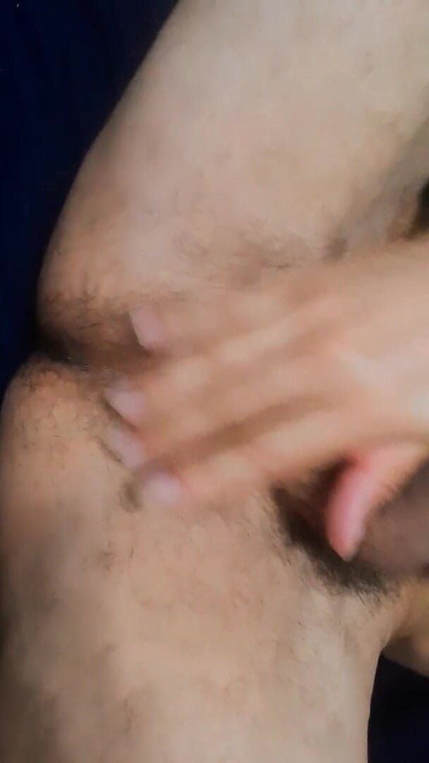 Borilasu: Borila menghisap jari dan menghisap selepas dia menggeselnya di foreskin...