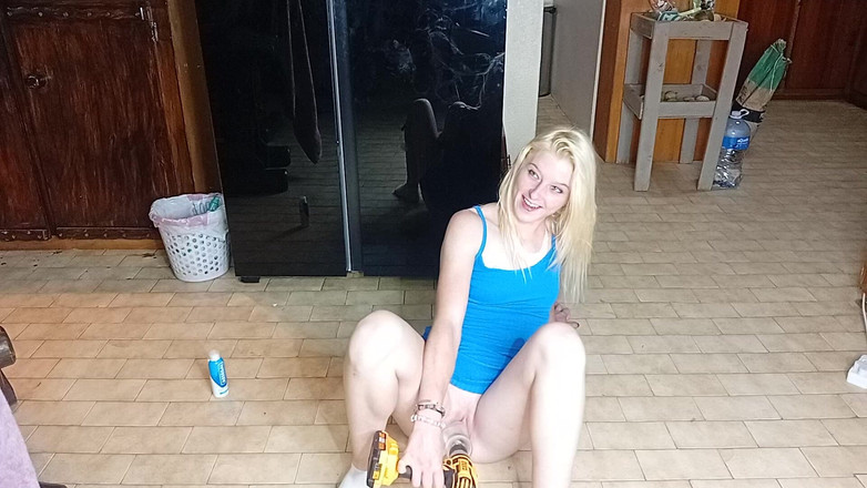 18blondteen: Het blondin 18 år gammal brud knullar rc bil med dildo