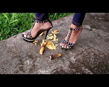 Crushing fruits with her heels