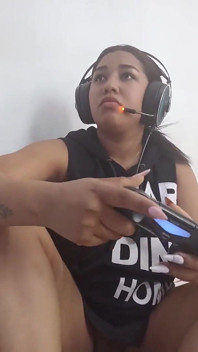 Culo grosso e bella mora che giocano ragazzi autunnali sulla Playstation mentre succhia un enorme cazzo bianco !!