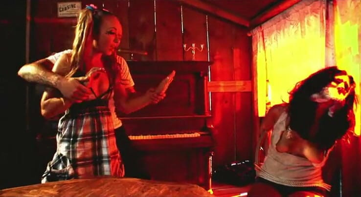 Slutty Teenies: Una bionda arrapata viene scopata mentre i loro legati si...