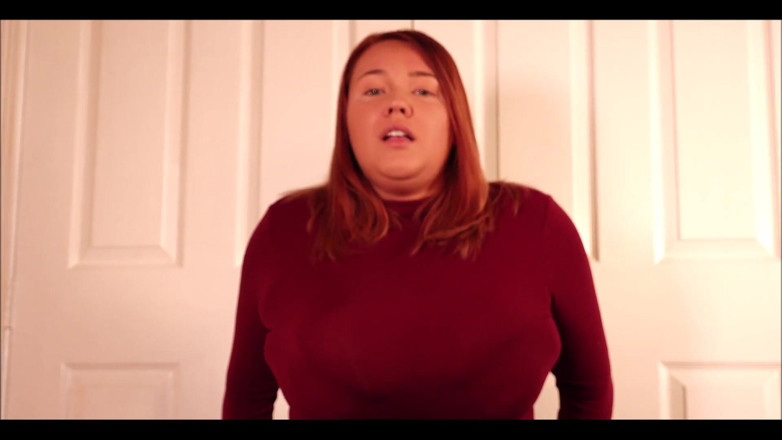 Annabelle Rogers: Orgasme cu țâțe strâmte pe scaunul cu vibrator!