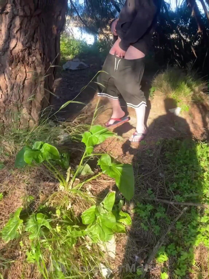 AmateurBoysPissing: Рудий хлопець пішов пописяти в лісі, а його друг пішов за ним