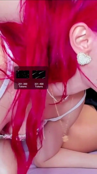 Sexy stříkací show krásné zrzky a její nejlepší kamarádky