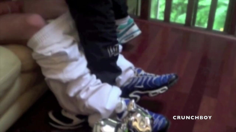 Sneaker gay: Tony huele los pies y el pie de su maestro...