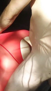 Privat sex i röda nätstrumpor, sexig outfit och förförisk pose
