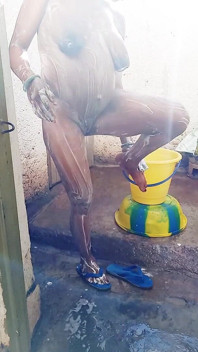 Hamile kız arkadaşımı kirli ortamda açık havada banyo yapıyor