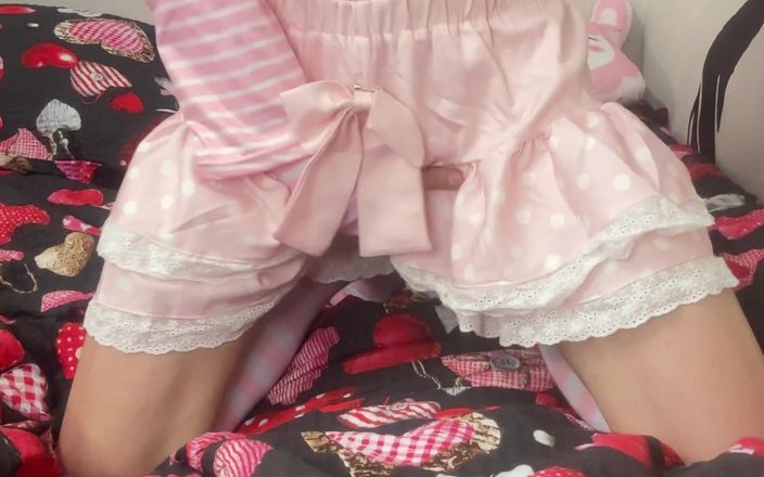 FemmeTwunkie: Simpatico effeminato si sditalina nel suo letto