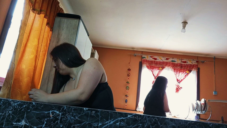 Kelly Rough: Beberapa kawan wanita terangsang di dapur dan mula menyentuh antara...