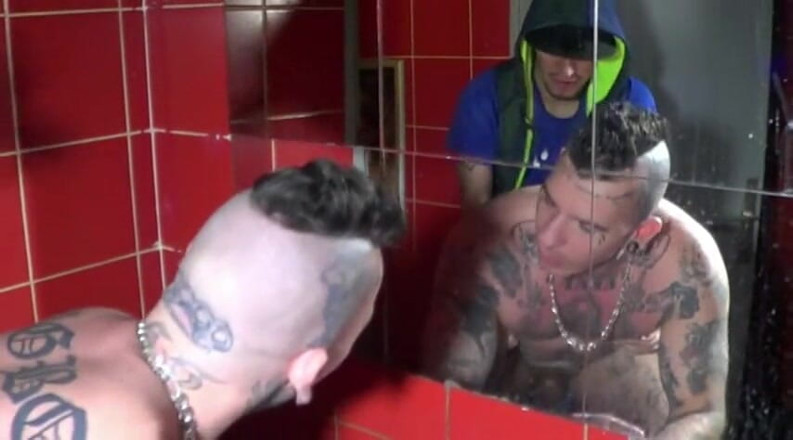 Gaybareback: Tattoo-typ ohne gummi gefickt von Mauriccio Wilde