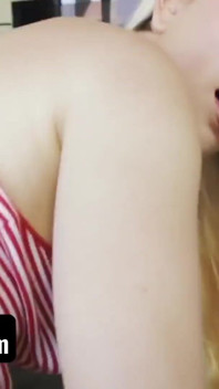 Sislovesme - mooie babe met grote kont met bril laat haar geile stiefbroer haar sappige kut bedekken met sperma