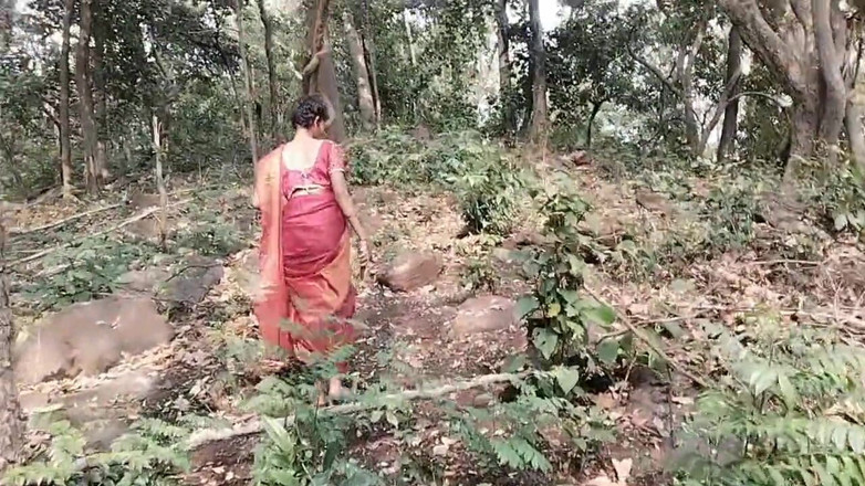 Graju1244: Seorang gadis sedang melihat video lucah di hutan orang asing...