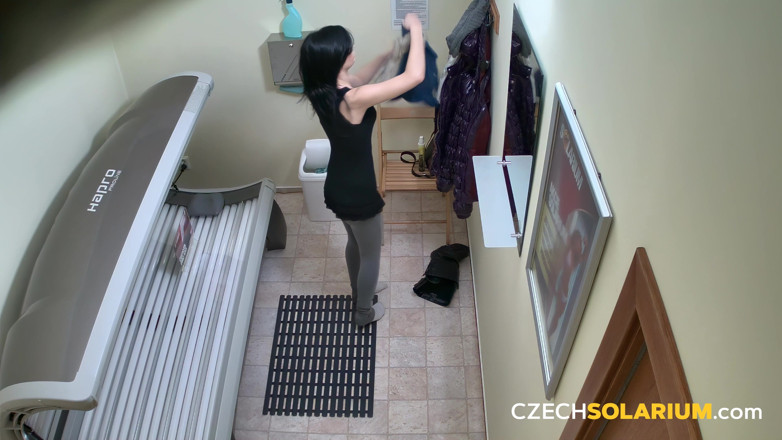 Czech Solarium: Czech Solarium 6:黑发女郎再次赤身裸体,就像她拥有这个地方一样
