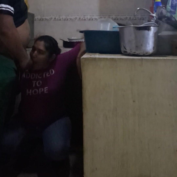 Eatrella j: बर्तन धोते समय नौकरानी की चुदाई, हम लगभग मेरी पत्नी द्वारा पकड़े गए