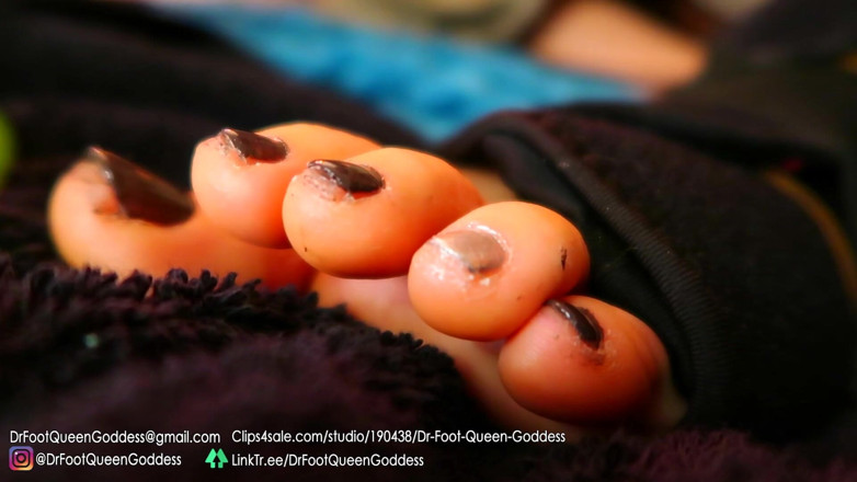 Dr. Foot Queen Goddess: Фарбування нігтів (сірий) частина 5