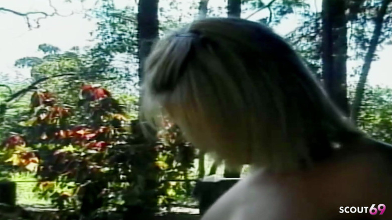 Shemale TS Collection: Loira magrinha transsexual fodida duro anal por caras ao ar...