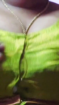 India madrastra Kavita teniendo sexo en dormitorio