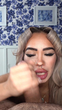 Gotfilled Luna Luxe öffnet ihre muschi für sperma