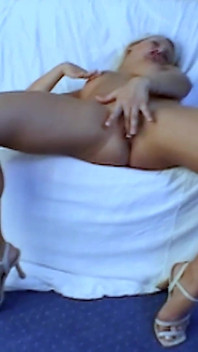 Gina La MILF Blonde Excitée