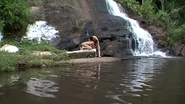TRASHPORN: Kudrnatá zrzka MILF jezdí na svém muži u vodopádu