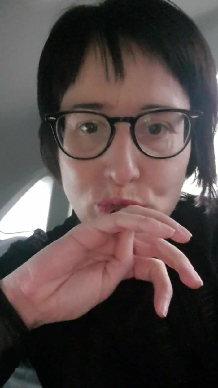 JulieEroticDress: चोदने लायक मम्मी सार्वजनिक पार्किंग पर आउटडोर फुहार छोड़ती है