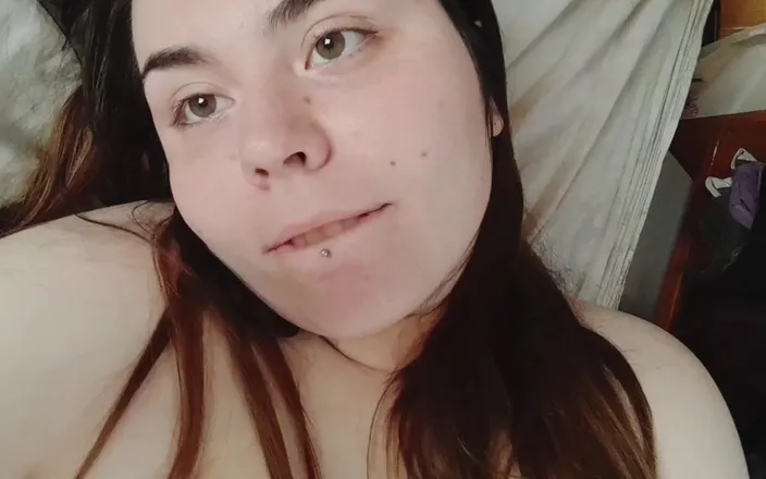 Chubby Sex Symbol: La ragazza bbw si masturba nella stanza della matrigna