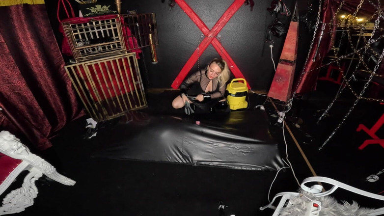 Queen_of_BDSM: Последняя остановка! Теперь тебя пылесосили!