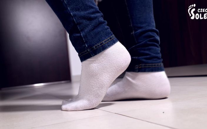 Czech Soles - foot fetish content: Getragene weiße socken, pOV necken mit ihren großen füßen