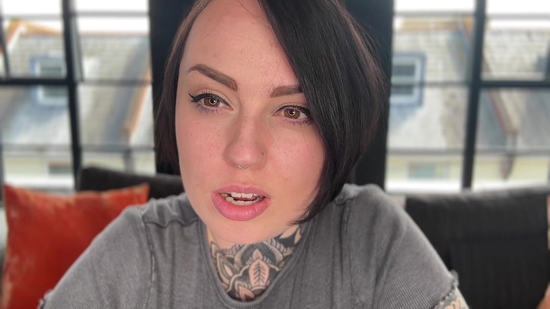 Miss Valentina: 看着我的眼睛并放弃控制