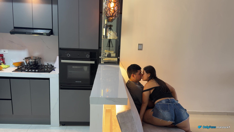 MaRaSexx: 我帮害羞的继兄......结果没按计划进行！