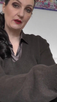 Macocha w kaszmirowym swetrze, Sweter Love, spust na sweter POV, Lady Victoria Valente