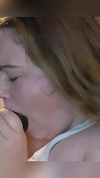 大屁股白人女孩被干并吞下她的继兄弟的精液