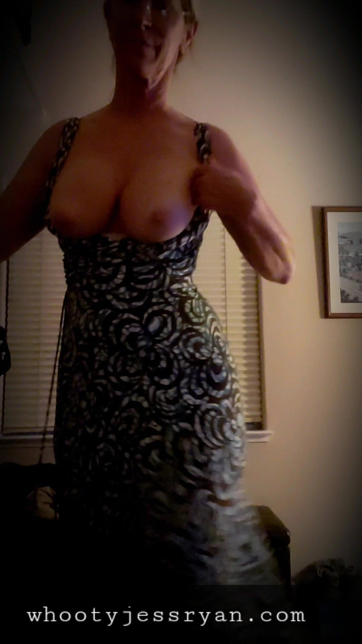 JessRyan: Bị trêu chọc ngớ ngẩn và khoe hàng