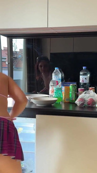 Chica universitaria pelirroja real caliente muestra su coño quitándose las bragas en la falda uniforme más corta en Summer House