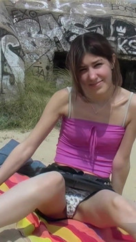 Hezká 18letá brunetka předvádí svou chlupatou na pláži