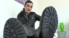 Lady Victoria Valente: Dnes tě položím přes koleno a vyčistím tvoje boty podešve...