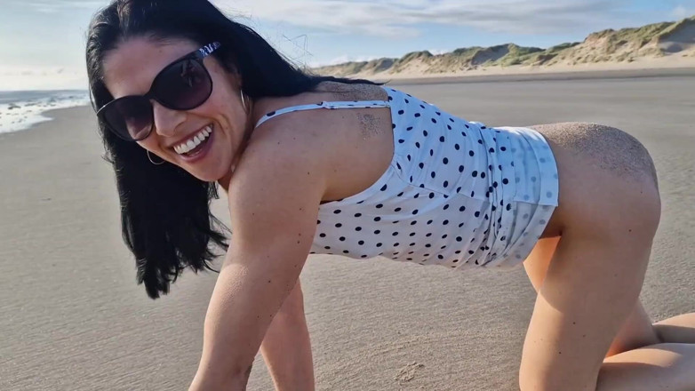 Nicky Brill: J’écarte ma chatte et je pisse sur la plage
