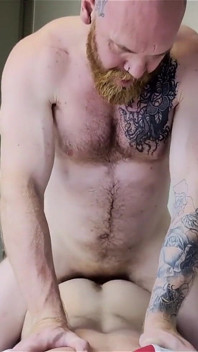 Si ayah tiri berotot skinhead butch maddox bikin beau grinsell si cewek jalangnya