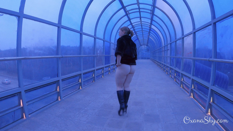 MILF Oxana: Butt plugged slut in an overpass