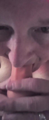 Erotica gag da questa grassa hag nel suo cappello rosa in bocca sborra solats