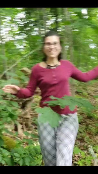 Quand deux femmes explorent la forêt
