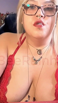 Sexy Motosmoking BBW MILF Trabalha E Posa Em Bombas Vermelhas De Patente