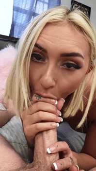 Pequena loira Chloe Temple fecha acordo em casa com buceta apertada - chupa pau do cliente e leva gozada interna (vídeo completo)