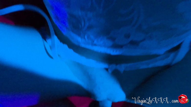 Virgin Lux: Une bombasse sensuelle suce une bite, en levrette et se...