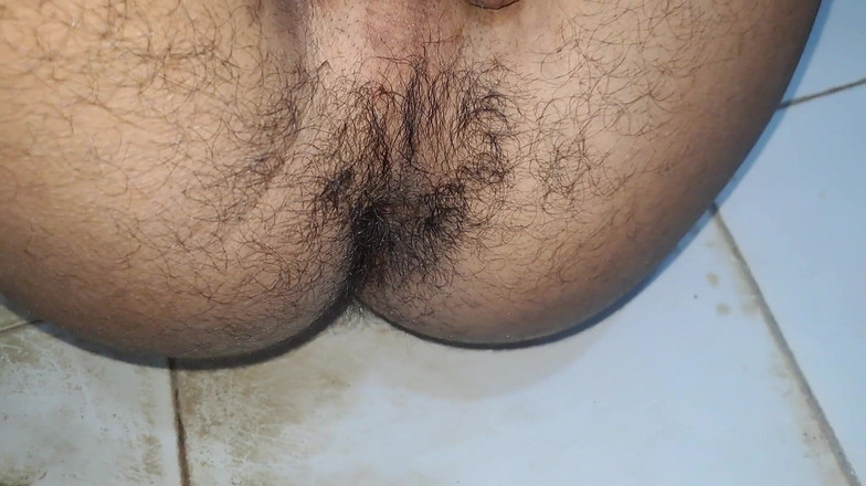 Desi_Porn_India: Молодий сексуальний хлопець показує свою жорстку дупу повністю оголеною.