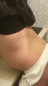 Sissy dziwka w białej spódnicy i jedzie jej dupek