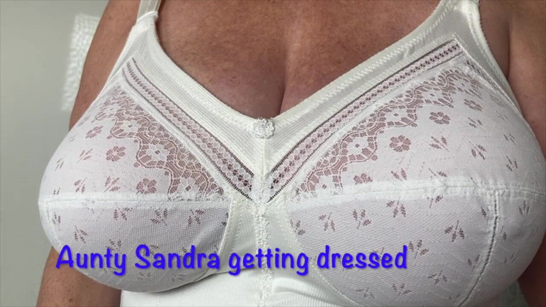 Aunty Sandra vintage girdle queen: Makcik Sandra Berpakaian Untuk Awak Semua