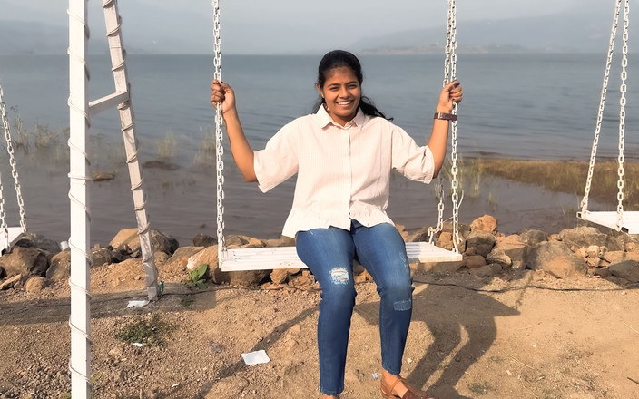 Sexy Komal: Komal jela na dovolenou s manželem a šla do sousedova pokoje...