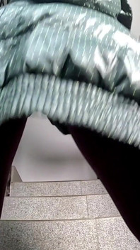 Tachinare cu downjacket, costum transpirat, contur de pizdă și palme pe pizdă